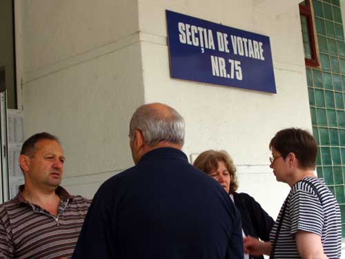 Foto sectie de votare - alegatori din Maramures la intrare (c) eMaramures.ro