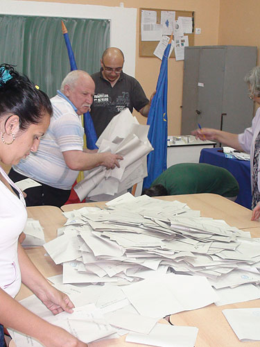 Foto: alegeri locale 2012 - numarare buletine de vot (c) eMaramures.ro