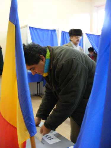 Foto REFERENDUM - Basescu vrea referendum pentru parlament unicameral in ziua alegerilor prezidentiale (c) eMaramures.ro