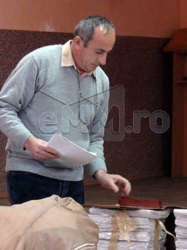 Foto: presedinte Sectie de votare 338 Ocna Sugatag (c) eMaramures.ro