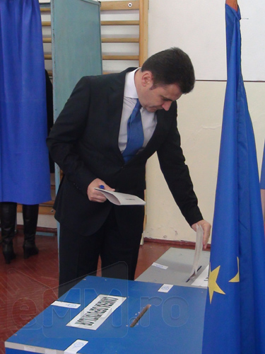 Mircea Dolha a incurcat buletinele la vot (c) eMM.ro