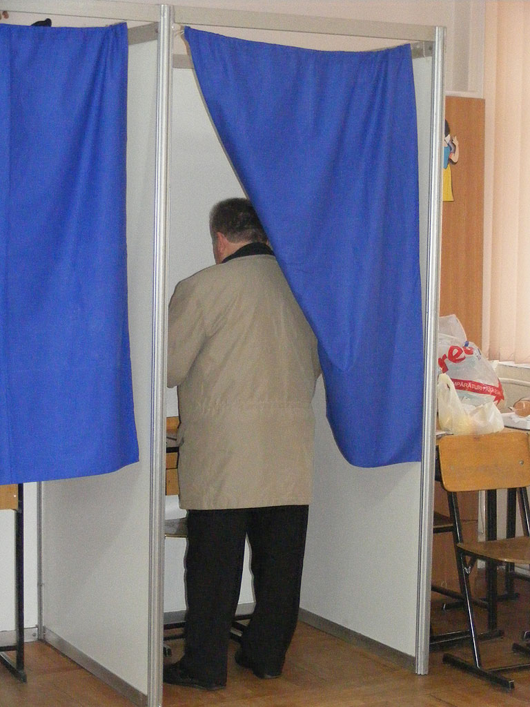 Foto alegeri prezidentiale 2009 - Maramures, sectie de votare Baia Mare (c) eMaramures.ro