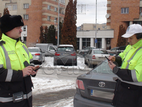 Foto: politisti locali Baia Mare - amenzi parcare (C) eMaramures.ro