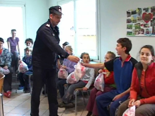 Foto Pompierii ofera cadouri copiilor de la Casa Luminii (c) eMM.ro