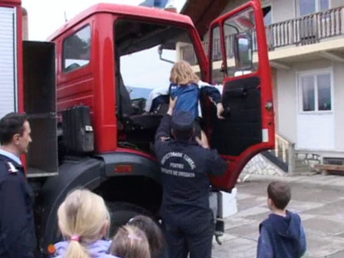 Foto Cadouri din partea pompierilor pentru copiii de la Casa Luminii (c) eMM.ro