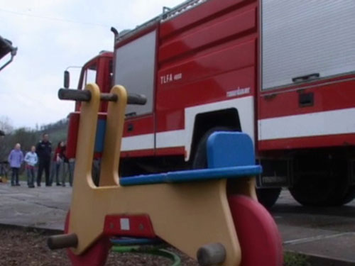 Foto Cadouri din partea pompierilor pentru copiii de la Casa Luminii (c) eMM.ro