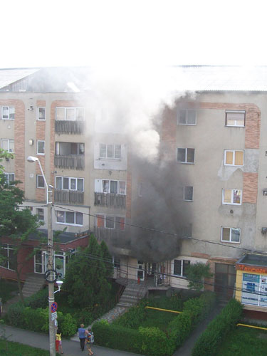 Foto: incendiu magazin bulevardul Republicii Baia Mare (c) eMaramures.ro