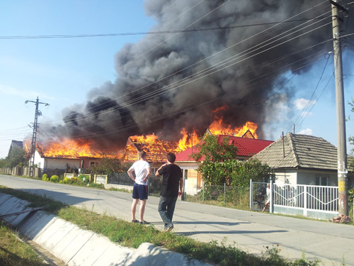 Foto: incendiu Lapusel - Foto Daniel Ionel Campan (c) eMaramures.ro