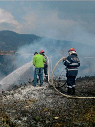Incendiu la palincii (c) eMM.ro