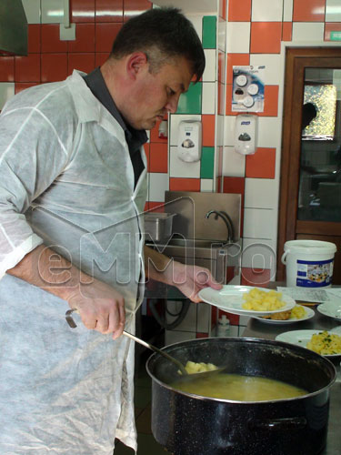 Foto: Sorin Rednic - prefect Maramures, in bucatarie (c) eMaramures.ro