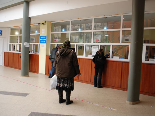 Foto: Serviciul Inmatriculari oameni la ghiseu (c) eMM.ro