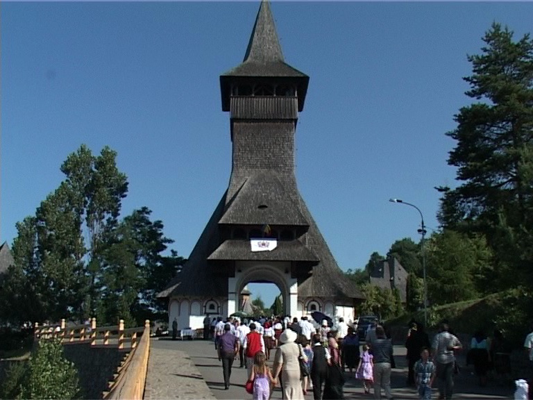 Credinciosii de la Barsana (c) eMaramures.ro