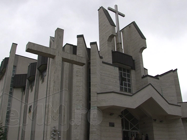 Hram biserica greco-catolica Inaltarea Sfintei Cruci (c) emm.ro