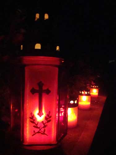 Candele in cimitir (c) eMM.ro