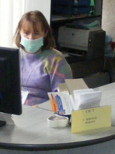 Foto masca gripa - angajata Primaria Baia Mare (c) eMaramures.ro