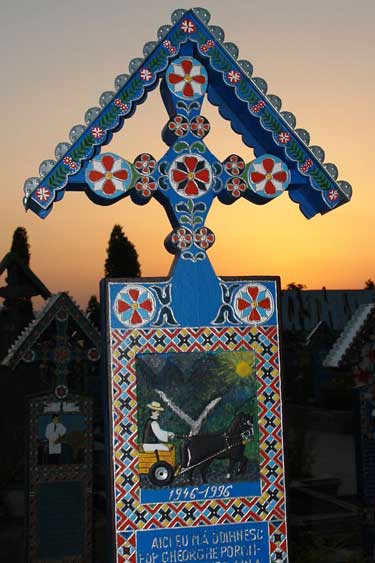 Foto Cimitirul Vesel Sapanta - cruce in apus de Soare (c) Lucian Petru Goja