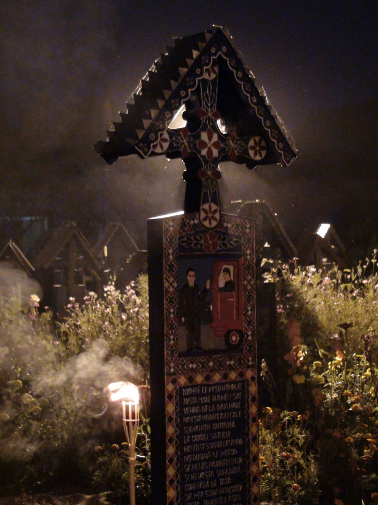 Foto: Cruce Cimitirul Vesel Sapanta (c) eMaramures.ro