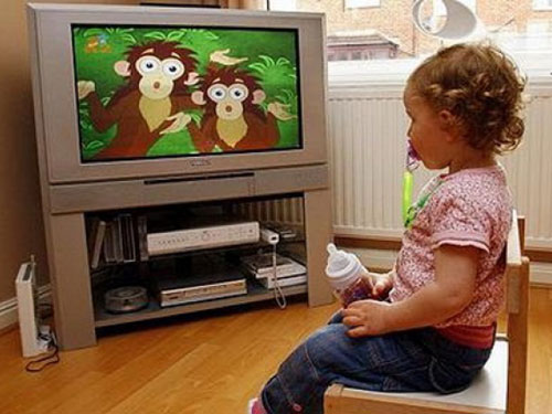 Foto: copil la tv (c) sanatate.bzi.ro