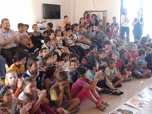 Foto: spectacol copii romi (c) eMaramures.ro