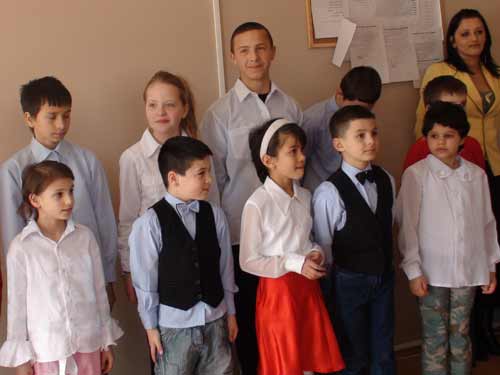 Orfanii au facut spectacol de Ziua Mamei (c) eMM.ro