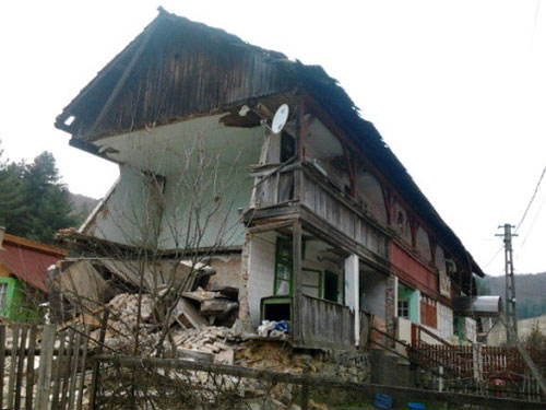Foto: bloc prabusit Nistru (C) eMaramures.ro