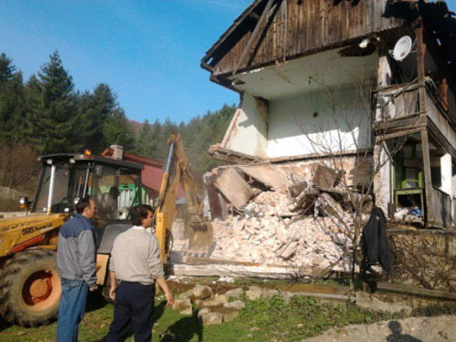 Foto Demolare bloc social Nistru (c) eMaramures.ro