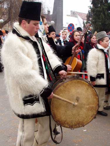 Foto FESTIVALUL DATINILOR 2009 – SIGHET – Plugusor politic, prezentat in premiera la parada obiceiurilor de Craciun si Anul Nou de la Sighet (c) eMaramures
