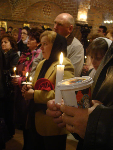 Foto: credinciosi in biserica (c) eMaramures