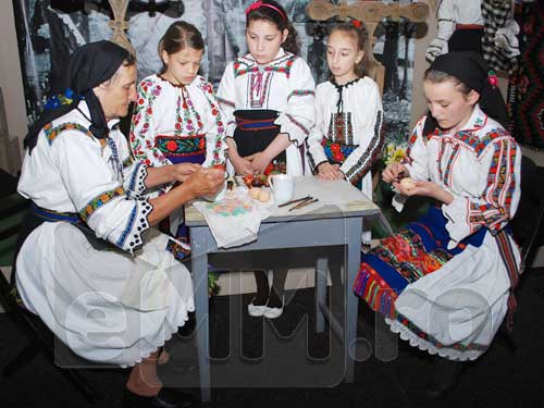 Impistritul oualor in Maramures (c) eMM.ro