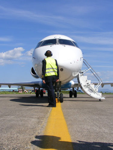 Foto: avion pe pista (c) eMaramures.ro