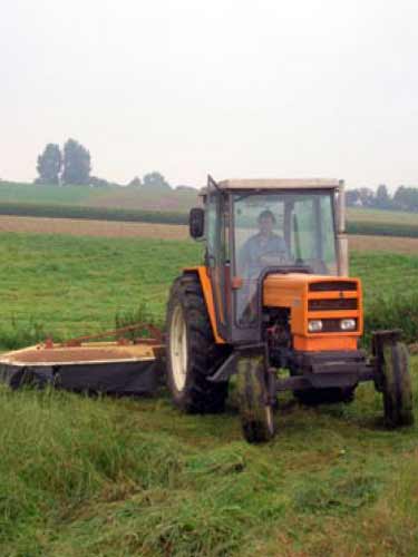 Foto: tractor pe camp