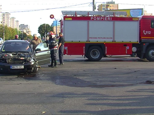 FOTO: Audi distrus de autoutilitara pompierilor (c) eMM.ro