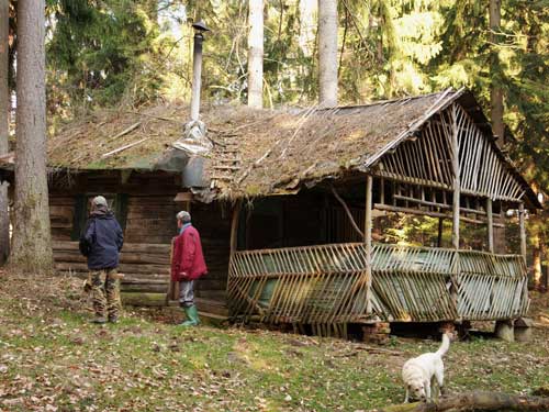 Foto: Cabana finlandeza de la Agris - in stanga Dumitru Istvan (c) eMaramures.ro