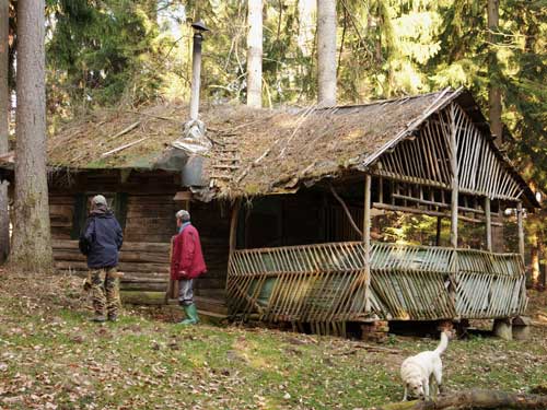 Foto: Cabana finlandeza de la Agris - in stanga Dumitru Istvan (c) eMaramures.ro