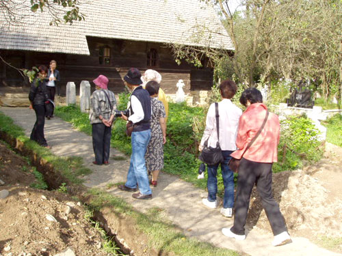 FOTO: Turisti la Biserica din Rogoz (c) eMaramures.ro