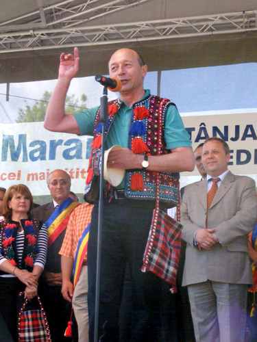 Foto Traian Basescu - Tanjaua de la Hoteni 2009 (c) eMaramures.ro