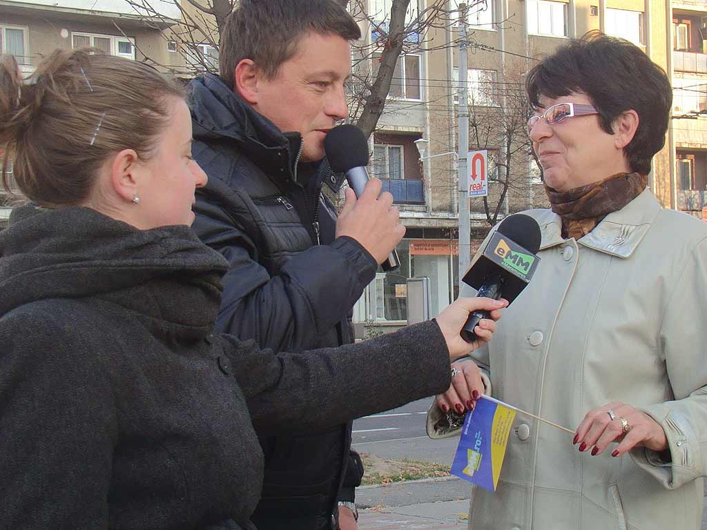 Foto: Dan Coarda - Gabriela Kuhajda, subprefect Gyongyike Bondi (c) eMaramures