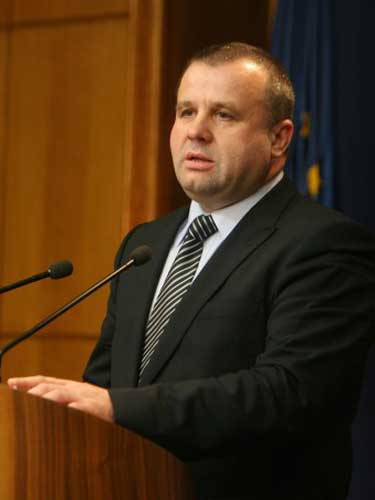 Foto: Ministrul Muncii, Ioan Botis (C) guv.ro