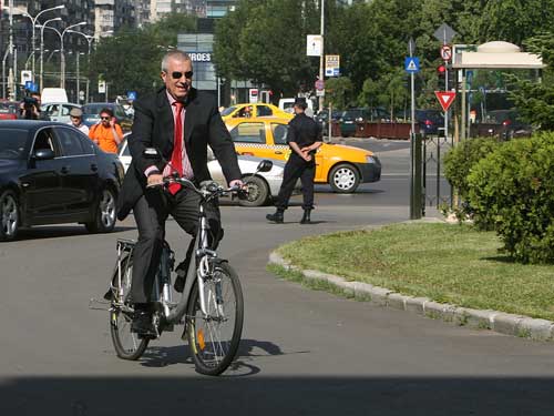 Tariceanu pe bicicleta (c) guv.ro