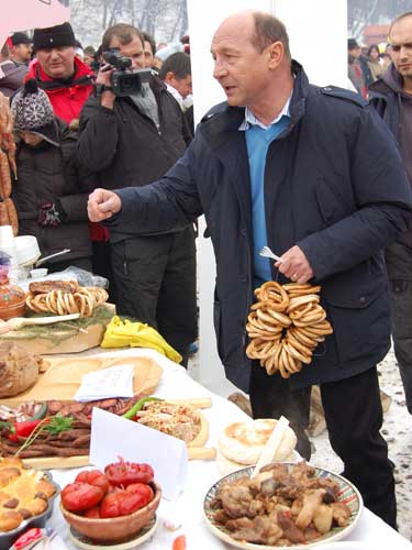 Foto Traian Basescu - pomana porcului Balvanyos