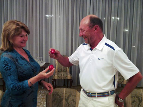 Foto: Presedintele Basescu si sotia sa ciocnesc oua rosii