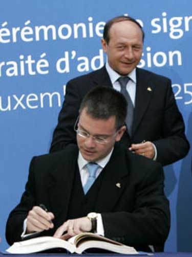 Razvan Ungureanu si Traian Basescu - wikipedia.org