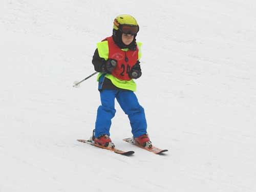Foto: copil la schi - concurs alpin (c) eMaramures.ro