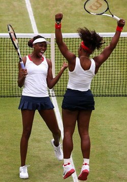 Foto: Serena si Venus Williams (c) london2012.com