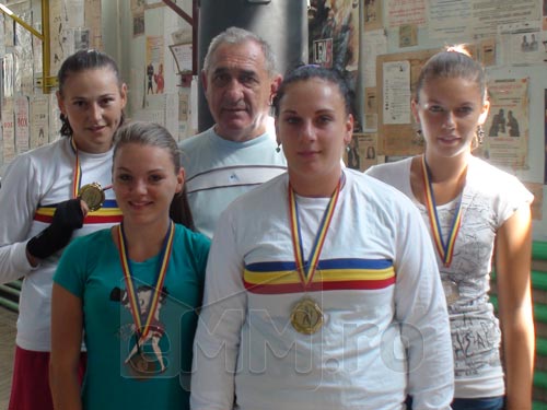 Foto: pugiliste CSM Baia Mare si antrenorul Gheorghe Man (c) eMaramures.ro