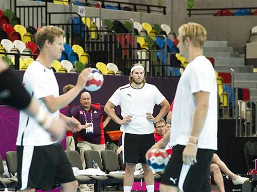 Foto: Radu Miclaus, in plan secund (c) arhiva personala