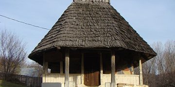 REPORTAJ – Biserica de lemn din Stoilești, adusă pe ape din Maramureș până în Oltenia