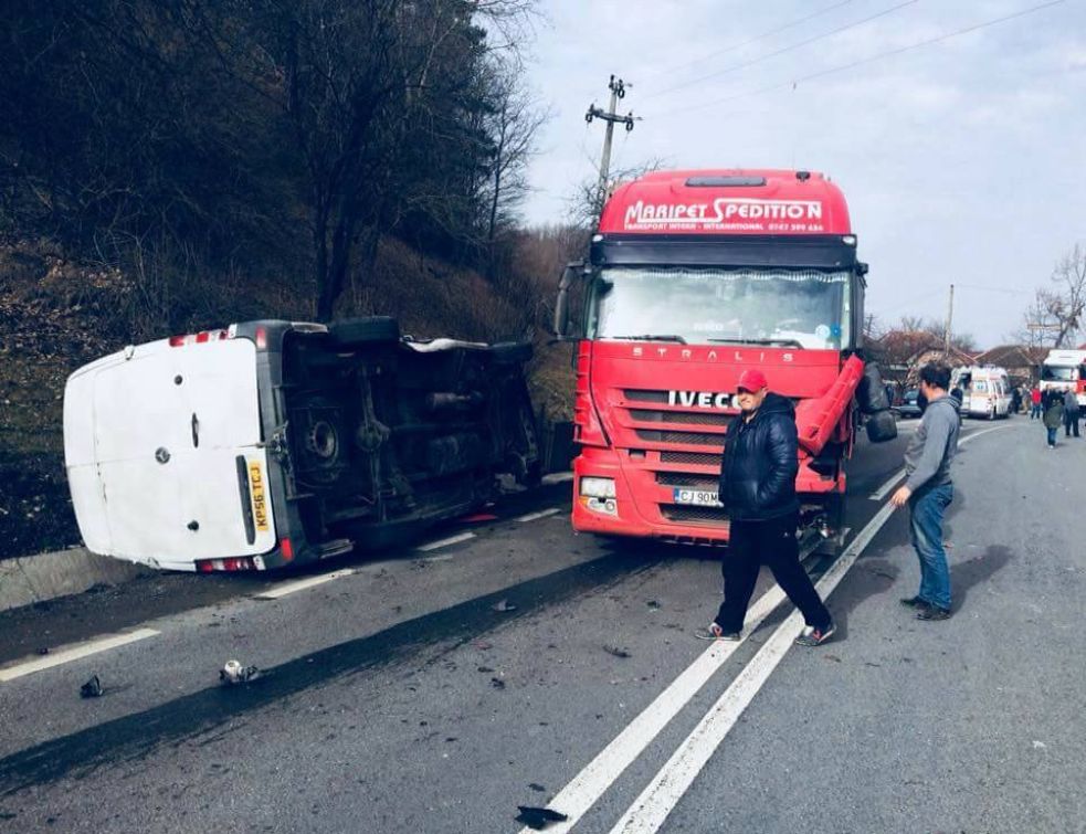 Carambol în urma unei depăşiri neregulamentare. Trei maşini făcute zob – FOTO