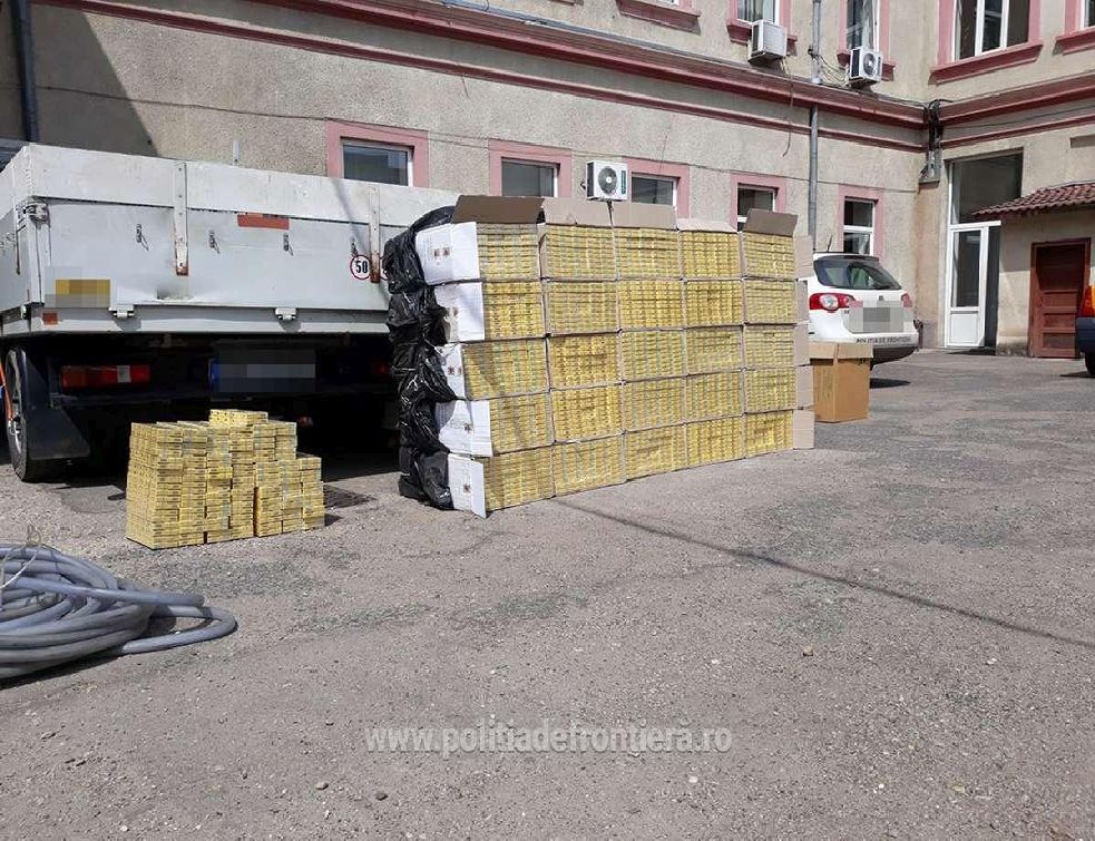 Trei cetățeni români cercetați pentru contrabandă și 24.000 de pachete cu țigări confiscate la frontiera de nord – VIDEO