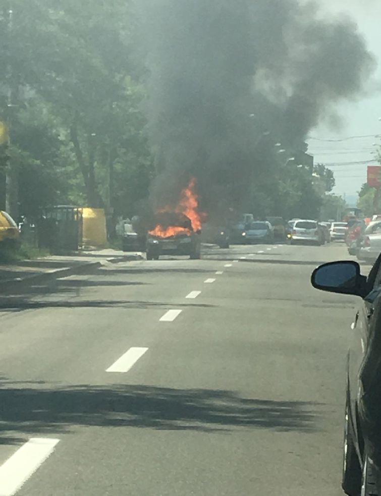 Alertă la pompieri: Maşină în flăcări pe Strada Victoriei din Baia Mare – FOTO şi VIDEO